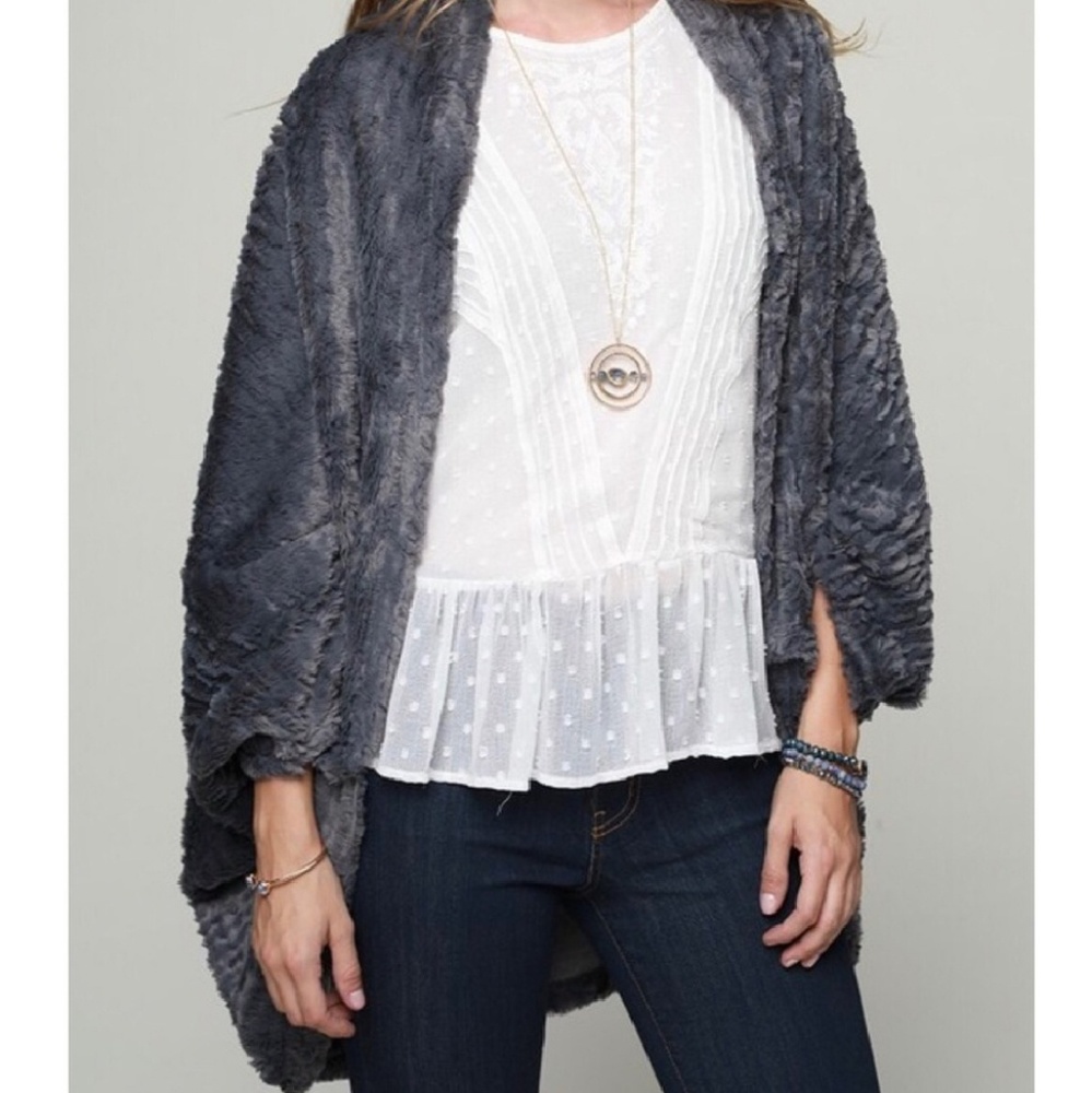 🎉 HOST PICK 🎉 Faux Fur Shawl - Picture 2 of 5